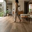 Adeus aos pisos laminados: cada vez mais lares apostam nesta alternativa mais resistente e duradoura