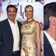 Recém-casados, Ana Hickmann e Edu Guedes dão beijão em festa e apresentadora aposta em look poderoso com jacquard e joias verdes. Veja fotos!
