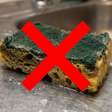 Usar a mesma esponja de cozinha por semanas parece normal enquanto ela ainda está inteira, mas na Alemanha a orientação é preferir escovas laváveis: esponjas úmidas secam lentamente e podem favorecer a multiplicação de bactérias