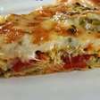 Pizza de legumes feita com massa caseira leve e recheio bem temperado, uma refeição incrível