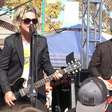 Aos 94 anos, mãe de Billie Joe Armstrong prestigia o filho em show do The Coverups