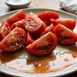 Os chefs espanhóis concordam: "Depois de temperar os tomates com sal e azeite, é aconselhável esperar entre 5 e 10 minutos antes de servi-los."