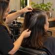 Adeus ao retoque que cobre todo o cabelo: a técnica de transição usa mechas finas para reduzir o contraste entre fios naturais e partes ainda coloridas