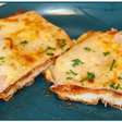 Parmegiana de frango divina, bem suculenta e coberta com molho de tomate e queijo derretido