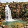Uma cachoeira de 186 metros marca a primeira grande queda do rio São Francisco: o parque mineiro de Cerrado que protege nascentes de três bacias e reúne chapadões, vales e piscinas naturais