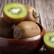 Segundo especialistas em sono, quem come kiwi antes de dormir adormece mais rápido, dorme por mais tempo e tem um sono melhor
