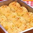 Pão de queijo amanteigado muito macio e com sabor marcante, para servir com um café passado na hora