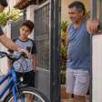 Pai compra uma bicicleta usada para o filho, percebe dias depois que o número do quadro foi raspado e só então começa a desconfiar da origem do produto