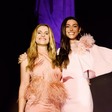 Penas de um lado, flores 3D do outro: Mônica Martelli e Ingrid Guimarães somam quase R$ 20 mil em looks para o Outubro Rosa; veja fotos
