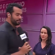 Climão! Homem invade transmissão da Globo e xinga Flávio Bolsonaro: 'Inferno'
