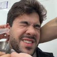 Álvaro conta situação inusitada que viveu durante um date e diverte a web: 'Mosquito entrou no ouvido'