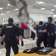 Homem é preso após escalar teto de shopping e cair nos EUA