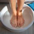Banho de ervas para os pés: relaxe e renove suas energias