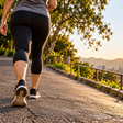 Caminhar em um percurso com pequenas subidas parece quase o mesmo exercício, mas a inclinação aumenta o esforço sem exigir que a pessoa comece a correr
