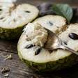 A fruta branca e cremosa que lembra sorvete de baunilha amadurece no pé e pode ser comida de colher quando chega ao ponto certo
