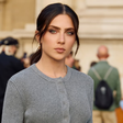 Jade Picon usa cardigã alongado de R$ 29,3 mil como vestido para assistir ao desfile da Louis Vuitton