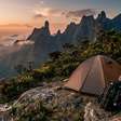 Mais de 200 quilômetros de trilhas atravessando 19,8 mil hectares de Mata Atlântica: o parque fluminense onde a travessia Petrópolis-Teresópolis percorre 30 quilômetros pela parte alta da Serra do Mar