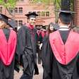 A mais recente extravagância para entrar em Harvard custa US$ 40 mil: enviar seu filho para lavar pratos e limpar banheiros