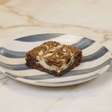 Brownie mármore combina chocolate e cheesecake em uma única sobremesa; veja passo a passo