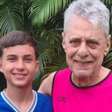 Ao conhecer 'Seu Chico', que joga futebol com o filho, mulher encontra ídolo da música