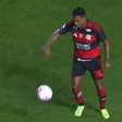 Sola da chuteira de Alex Sandro, do Flamengo, 'voa' durante jogo contra o Santos