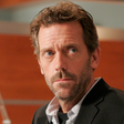 14 anos depois de 'House': aos 67, Hugh Laurie volta à televisão com uma nova série e agora ele passa longe de um consultório médico