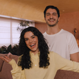 Duplex no topo de um edifício paulistano, painel de jacarandá com recorte circular e referência a templos zen-budistas: Manu Gavassi e Jullio Reis abrem o apartamento onde vivem com a filha Nara e os cães Magnólia e Aipim