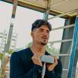 Gabriel Medina treina em cubo gelado na praia para ação de O Boticário