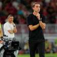 Filipe Luís freia empolgação após jornal chamá-lo de "invencível"