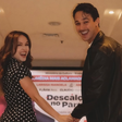 Larissa Manoela mostra charme da estampa de bolinha na estreia de peça com André Luiz Frambach