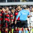 Torcedores do Flamengo reclamam de pênalti e entrada em Carrascal no jogo contra o Santos