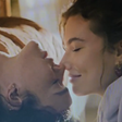 Bruna Marquezine e Alanis Guillen dão beijão em cena quente de série; veja vídeo