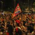 Manifestantes se reúnem no centro de São Paulo a favor da eleição de Lula à Presidência