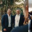 Flávio Bolsonaro visita arcebispo de Brasília e recebe imagem de Nossa Senhora Aparecida