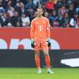 Neuer comete erro bizarro e sofre o gol mais rápido da história da Bundesliga; veja