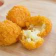 Bolinho de queijo na airfryer: petisco crocante com poucos ingredientes