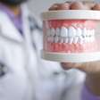 Diga adeus às manchas e ao mau odor: como higienizar a prótese dentária do jeito certo