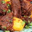 Carne de panela suculenta bem douradinha e molhadinha com batatas, uma refeição completa