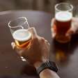 Há anos dizemos que uma cerveja cura a ressaca: a ciência diz que estamos apenas prolongando o inevitável