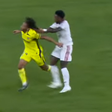 Vinícius Jr. é expulso após puxar cabelo de adversário