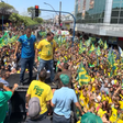 Flávio Bolsonaro diz que pai colocará faixa presidencial nele caso seja eleito