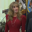 Susan Dell vira alvo de teorias sobre alienígenas após aparecer com Trump
