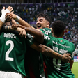 Palmeiras goleia o Corinthians e segue firme na briga do título do Brasileirão