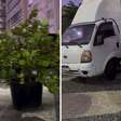 Vasos e veículos na calçada do Hotel Emiliano bloqueiam passagem de pedestres em Copacabana