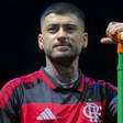 Zayn Malik troca camisa do Flamengo pela do Palmeiras em show no Brasil