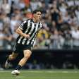 Thiago Borbas abre o coração após golaço pelo Atlético-MG sobre o Santos; veja