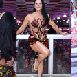 Diva faz assim! Aos 51 anos, Viviane Araújo exibe pernas torneadas em look com pedrarias, samba MUITO no Salgueiro e troca beijão com o marido; fotos!