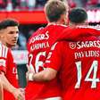Benfica domina Vitória de Guimarães e segue vice-líder do Português