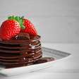 Panqueca de chocolate com morangos: fácil, fofinho e sem complicação