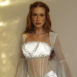 Lá vem a noiva? Vestido branco ganha força na moda casual e festa para temporada de primavera-verão